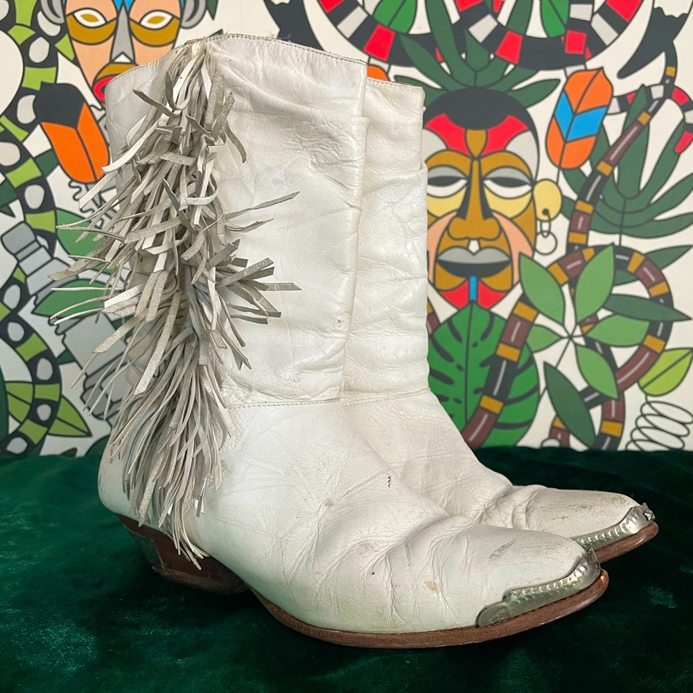 Vintage white leather cowboy boots w/ fringe low heel & metal toe detail